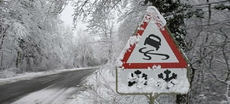 Соблюдайте дистанцию и скоростной режим, на дорогах гололедица