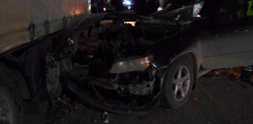 В столкновении BMW с фурой Renault один человек погиб и двое пострадали