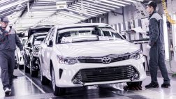 Toyota начала производство в России Camry с двигателем 2,0