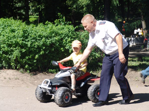 В день защиты детей сотрудники госавтоинспекции организовали  «Безопасное колесо»