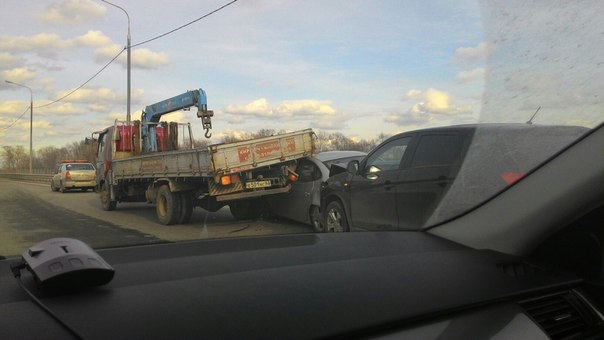 Сотрудники ГИБДД работают на месте аварии на Северном обходе Рязани