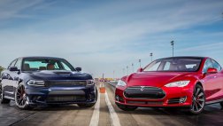 Dodge Charger Hellcat или Tesla Model S P85D — какой автомобиль круче?