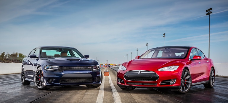 Dodge Charger Hellcat или Tesla Model S P85D — какой автомобиль круче?