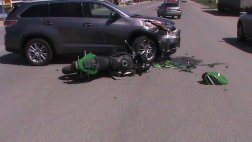 На улице Высоковольтная мотоциклист врезался в Toyota Highlander