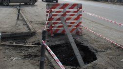 На улице Есенина образовался провал в асфальте