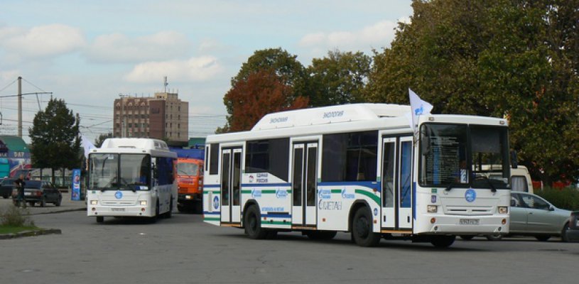 У гостиницы "Ловеч" собралась колонна из 21-го автомобиля, работающих на газу